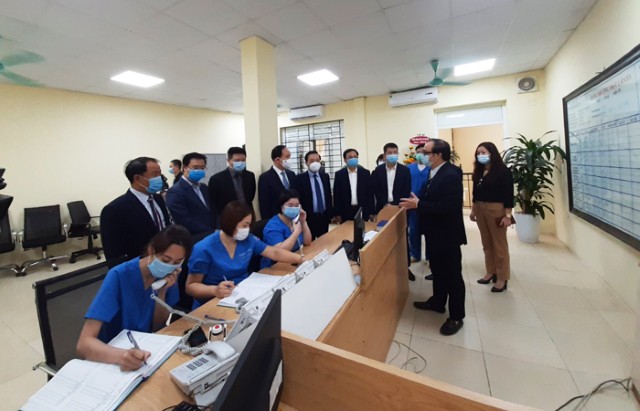 Chủ tịch HĐND Thành phố Nguyễn Ngọc Tuấn thăm, chúc mừng cán bộ, nhân viên Trung tâm cấp cứu 115 Hà Nội