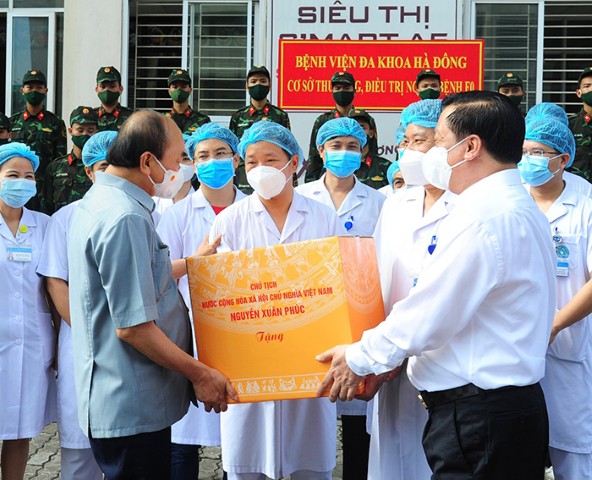 Chủ tịch nước Nguyễn Xuân Phúc thăm, động viên và làm việc với lãnh đạo Thành phố Hà Nội về công tác phòng, chống đại dịch Covid-19