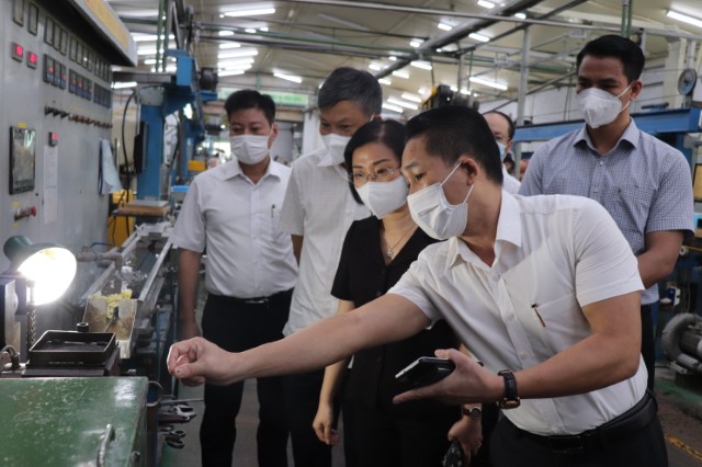 Phó Trưởng Đoàn chuyên trách tham gia buổi thăm và làm việc với một số doanh nghiệp sản xuất kinh doanh trên địa bàn Thành phố