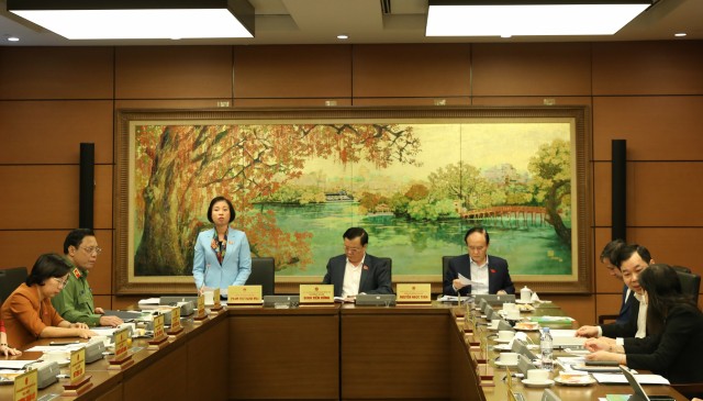 Đồng chí Phạm Thị Thanh Mai, Thành ủy viên, Phó Trưởng Đoàn chuyên trách Đoàn đại biểu Quốc hội Hà Nội điều hành phiên thảo luận Tổ