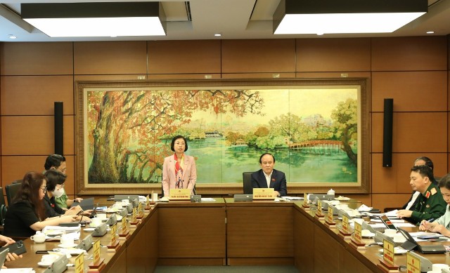 Đại biểu Phạm Thị Thanh Mai, Phó Trưởng Đoàn đại biểu Quốc hội chuyên trách thành phố Hà Nội chủ trì thảo luận tại Tổ