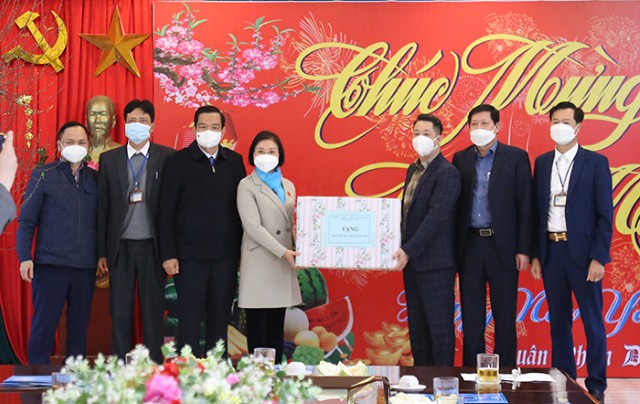 Đoàn ĐBQH thành phố Hà Nội tặng quà Tết hộ gia đình khó khăn tại huyện Ba Vì