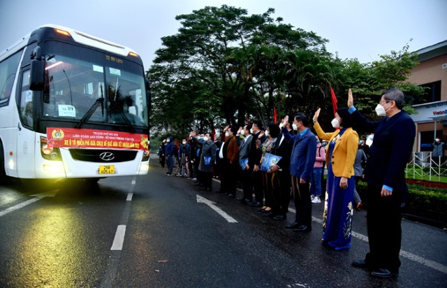 Phó Chú tịch HĐND TP Phạm Quí Tiên cùng lãnh đạo thành phố Hà Nội tiễn công nhân về quê đón Tết 