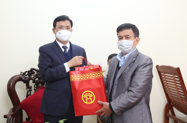 Phó Chủ tịch HĐND TP Phạm Quí Tiên thăm, tặng quà gia đình chính sách tại huyện Quốc Oai