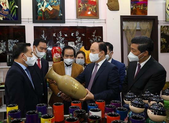 Chủ tịch HĐND Thành phố Nguyễn Ngọc Tuấn dự lễ khai bút và sản xuất đầu năm tại huyện Thường Tín