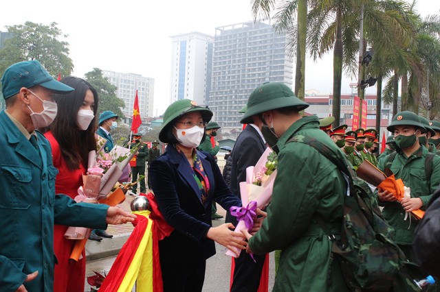 Phó Trưởng Đoàn chuyên trách Đoàn đại biểu Quốc hội Phạm Thị Thanh Mai dự Lễ giao, nhận công dân nhập ngũ tại quận Ba Đình 