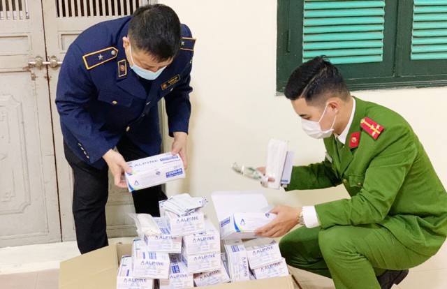 UBND Thành phố báo cáo Đoàn ĐBQH Thành phố về tăng cường kiểm tra, xử lý hành vi đầu cơ tăng giá thuốc, vật tư y tế hỗ trợ, điều trị bệnh Covid-19