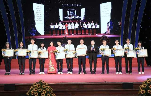 Hà Nội tuyên dương 700 học sinh giỏi tiêu biểu