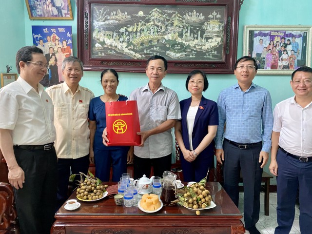 Đoàn ĐBQH Thành phố tặng quà người có công trên địa bàn huyện Mê Linh và Gia Lâm