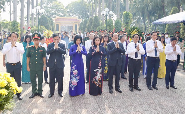 Lãnh đạo thành phố dâng hương tưởng niệm các Anh hùng liệt sĩ