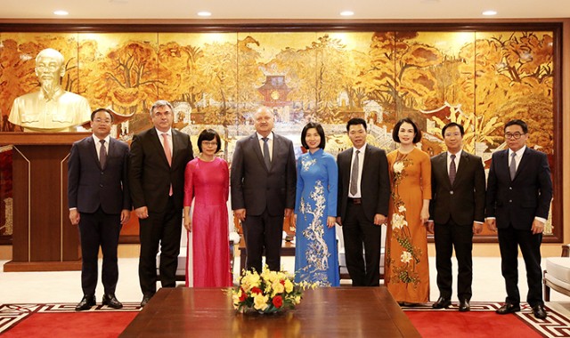 Đồng chí Phùng Thị Hồng Hà tiếp xã giao Đoàn đại biểu Hội đồng lập pháp thành phố St. Petersburg