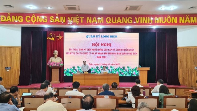 Lãnh đạo quận Long Biên đối thoại với người dân