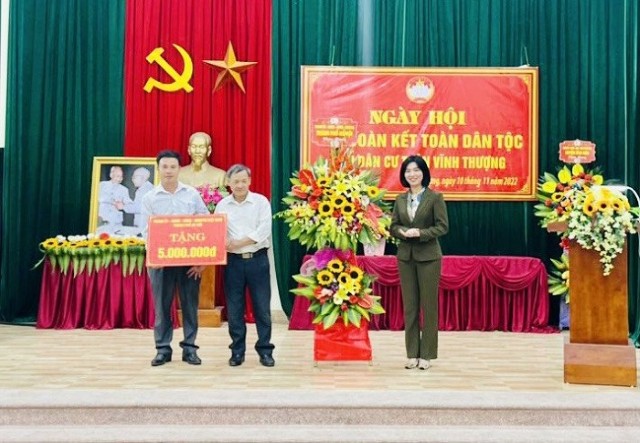 Phó Chủ tịch Thường trực HĐND Thành phố Phùng Thị Hồng Hà chung vui Ngày hội Đại đoàn kết cùng nhân dân thôn Vĩnh Thượng, huyện Ứng Hòa 