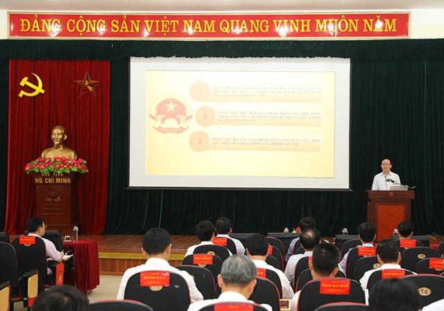 Chủ tịch HĐND Thành phố Nguyễn Ngọc Tuấn giảng bài tại lớp bồi dưỡng cán bộ quy hoạch nguồn, nhiệm kỳ 2025-2030