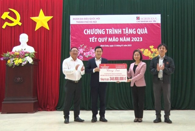 Tặng 436 suất quà Tết tới hộ nghèo ở huyện Ba Vì