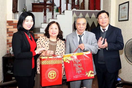 Phó Chủ tịch Thường trực HĐND Thành phố Phùng Thị Hồng Hà tặng quà Tết tại quận Hoàng Mai