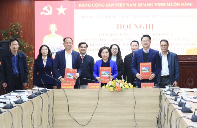 Thường trực HĐND - UBND - Ủy ban Mặt trận Tổ quốc Việt Nam quận Tây Hồ ký kết chương trình phối hợp công tác năm 2023
