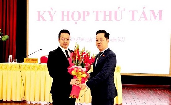 Đồng chí Trịnh Hoàng Tùng được bầu giữ chức Phó Chủ tịch UBND quận Hoàn Kiếm