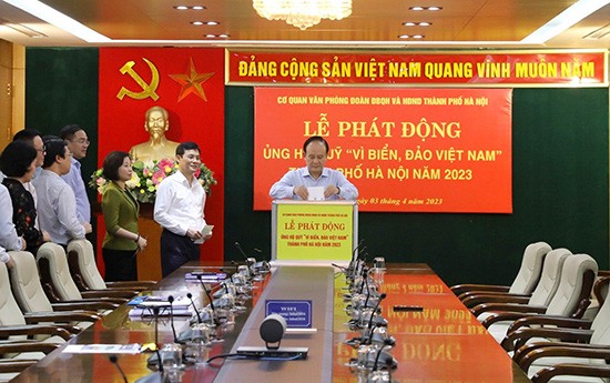 Cơ quan Văn phòng Đoàn ĐBQH và HĐND thành phố Hà Nội ủng hộ Quỹ ''Vì biển, đảo Việt Nam''