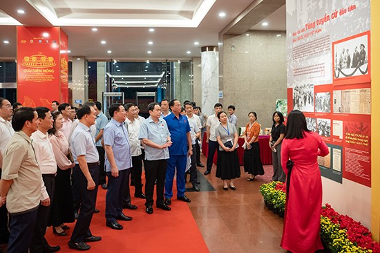 Chủ tịch Quốc hội Vương Đình Huệ dự tổng duyệt Lễ trao Giải Diên Hồng lần thứ Nhất