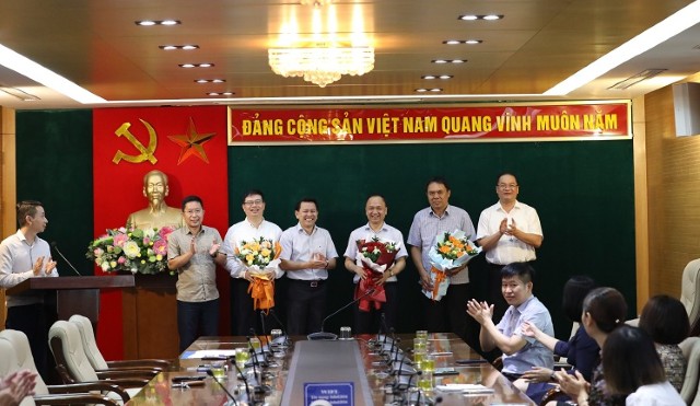 Văn phòng Đoàn ĐBQH và HĐND Thành phố: Chào cờ và sinh hoạt chính trị tháng 6