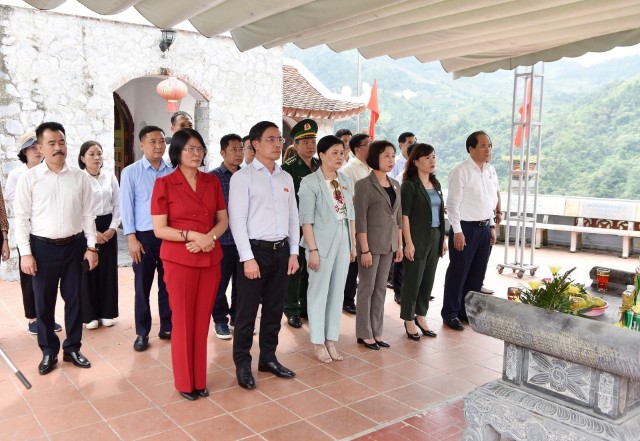 Đại biểu Quốc hội thành phố Hà Nội viếng Anh hùng liệt sĩ tại Nghĩa trang liệt sĩ Quốc gia Vị Xuyên