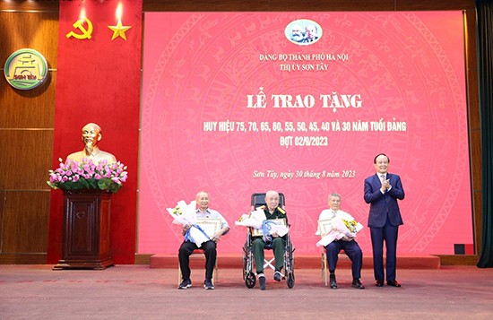 Chủ tịch HĐND thành phố Hà Nội Nguyễn Ngọc Tuấn trao Huy hiệu Đảng tại thị xã Sơn Tây