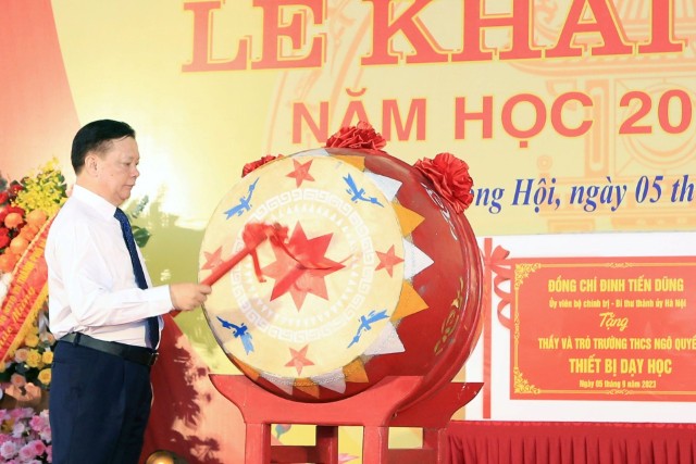 Bí thư Thành ủy Đinh Tiến Dũng chung vui ngày khai giảng với thầy, trò Trường THCS Ngô Quyền