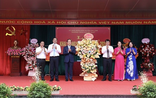 Đồng chí Nguyễn Ngọc Tuấn dự lễ khai giảng tại Trường THCS Cao Bá Quát, huyện Gia Lâm