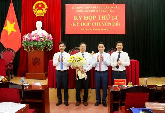 Ông Phùng Huy Vinh được bầu giữ chức vụ Phó Chủ tịch UBND thị xã Sơn Tây