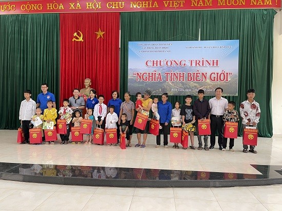 Công đoàn - Đoàn Thanh niên Văn phòng Đoàn ĐBQH và HĐND Thành phố: Thăm, tặng quà vùng biên giới Bình Liêu, Quảng Ninh