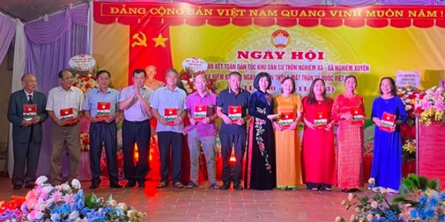 Phó Chủ tịch Thường trực HĐND Thành phố Phùng Thị Hồng Hà chung vui Ngày hội Đại đoàn kết toàn dân tộc tại huyện Thường Tín