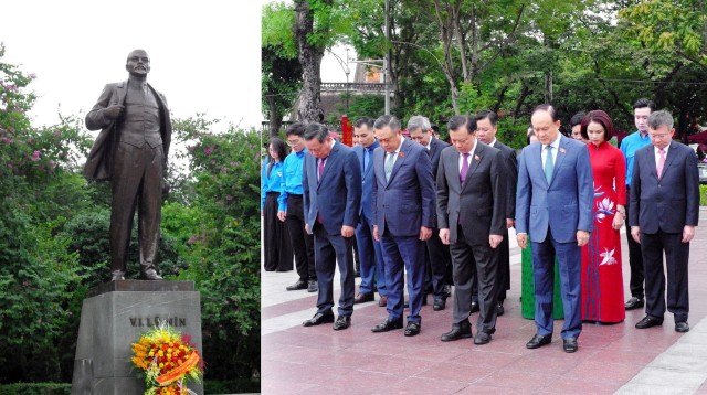 Lãnh đạo thành phố Hà Nội dâng hoa kỷ niệm 106 năm Cách mạng Tháng Mười Nga 