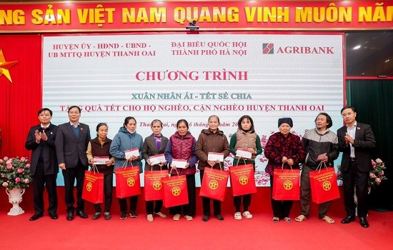 Đại biểu Quốc hội thành phố Hà Nội thăm, tặng quà người nghèo nhân dịp Tết Nguyên đán Giáp Thìn 2024
