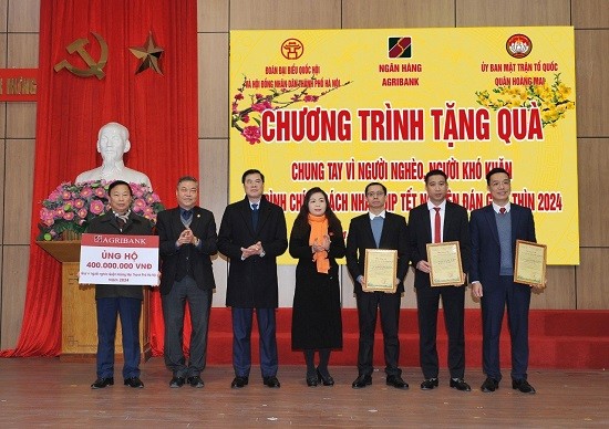 Trao quà tặng người nghèo, người khó khăn, gia đình chính sách tại quận Hoàng Mai và huyện Gia Lâm