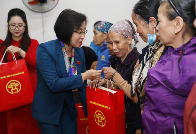 Đoàn đại biểu Quốc hội thành phố Hà Nội Tặng quà tết tại huyện Phúc Thọ và Thị xã Sơn Tây