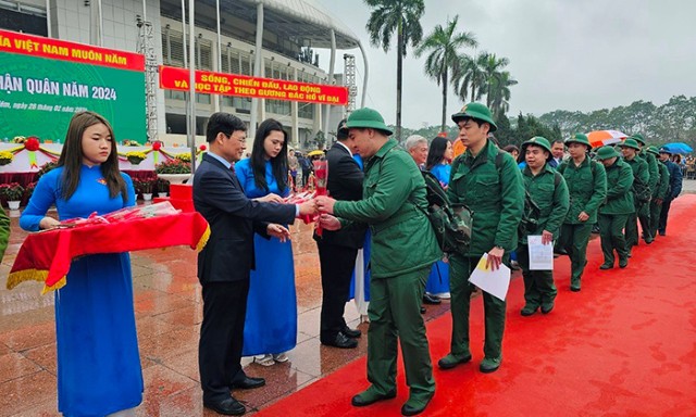 Phó Chủ tịch HĐND Thành phố Phạm Quí Tiên động viên tân binh quận Nam Từ Liêm lên đường nhập ngũ