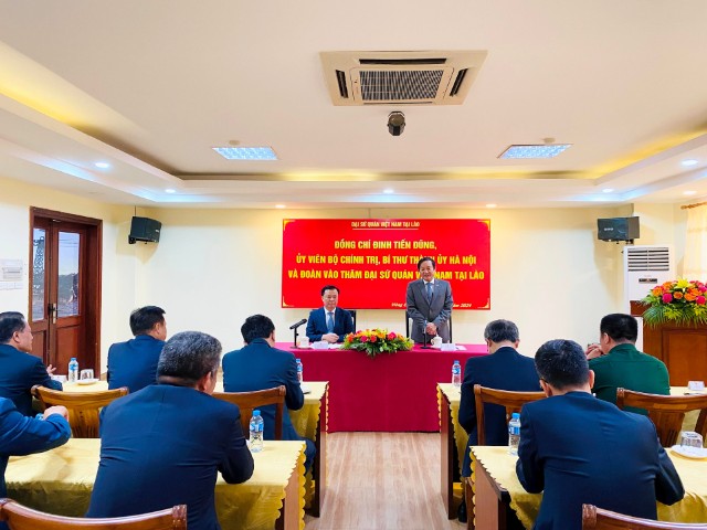 Bí thư Thành ủy Hà Nội Đinh Tiến Dũng thăm Đại sứ quán Việt Nam tại Lào
