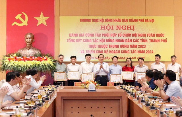 Khen thưởng 29 tập thể, cá nhân có thành tích trong tổng kết công tác HĐND các tỉnh, thành phố