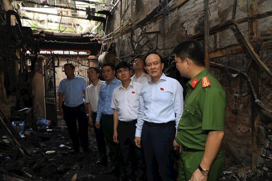 Đồng chí Nguyễn Ngọc Tuấn thăm hỏi, chia sẻ với nạn nhân trong vụ cháy tại phố Trung Kính 