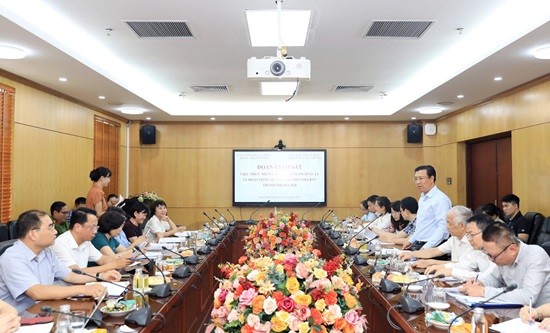 Ban Văn hóa-Xã hội HĐND Thành phố giám sát tại quận Hai Bà Trưng về hoạt động quảng cáo 