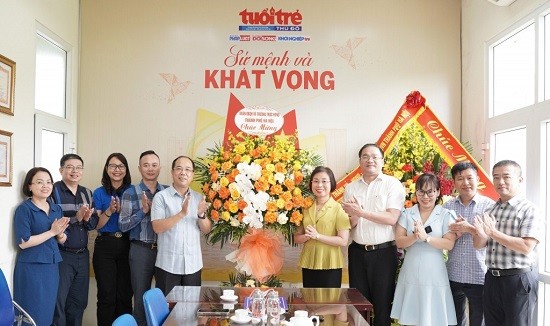 Đoàn ĐBQH và Thường trực HĐND thành phố Hà Nội thăm, chúc mừng Báo Tuổi trẻ Thủ đô 