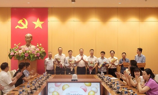 Văn phòng Đoàn ĐBQH và HĐND Thành phố: Chào cờ và sinh hoạt chính trị tháng 7/2024