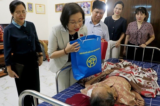 Đoàn đại biểu Quốc hội thành phố Hà Nội thăm, tặng quà Mẹ Việt Nam anh hùng, thương binh tại thị xã Sơn Tây