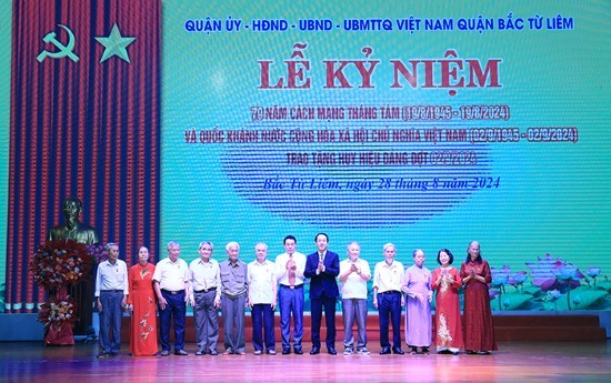 Quận Bắc Từ Liêm kỷ niệm 79 năm Cách mạng tháng Tám và trao Huy hiệu Đảng đợt 2/9