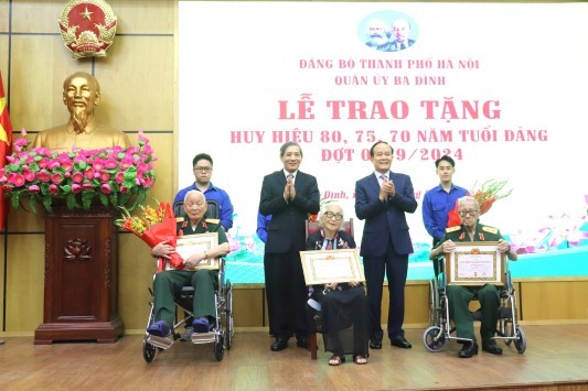 Đồng chí Nguyễn Ngọc Tuấn trao Huy hiệu 80, 75, 70 năm tuổi Đảng tại quận Ba Đình 