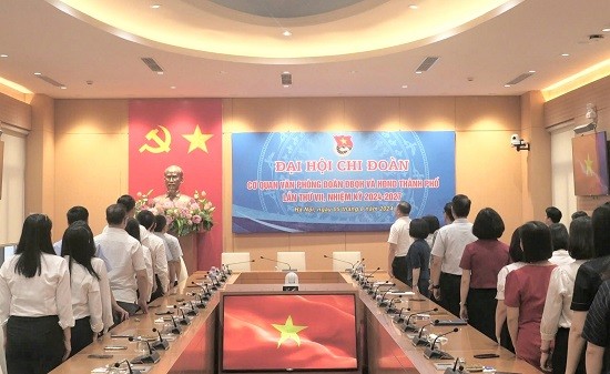 Văn phòng Đoàn ĐBQH và HĐND Thành phố: Chào cờ và sinh hoạt chính trị tháng 8/2024