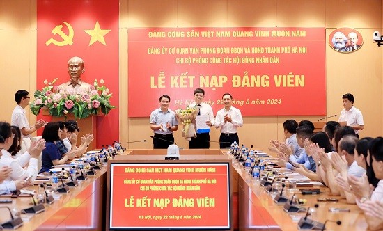 Kết nạp đồng chí Đinh Chí Nhân vào Đảng nhân dịp kỷ niệm 70 năm Ngày thành lập Đảng bộ Khối các cơ quan Thành phố