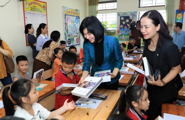 Phó Chủ tịch Thường trực HĐND Thành phố Phùng Thị Hồng Hà thăm, tặng quà học sinh vùng lũ