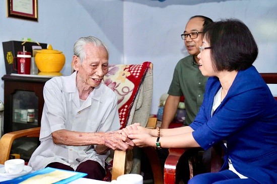 Phó trưởng Đoàn chuyên trách Đoàn ĐBQH Thành phố Phạm Thị Thanh Mai thăm, tặng quà lão thành cách mạng Trần Phiên